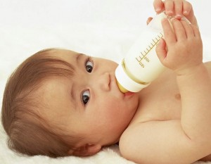 婴儿身上有白斑白癜风是怎么引起的