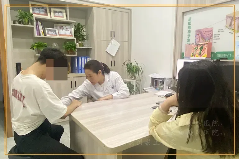 脸上小白点颗粒图片