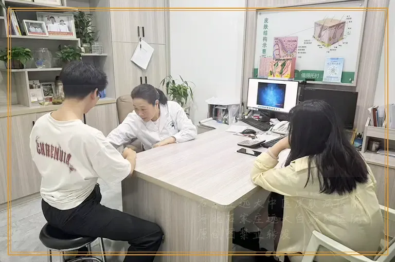 脸上有一块一块的白斑是什么