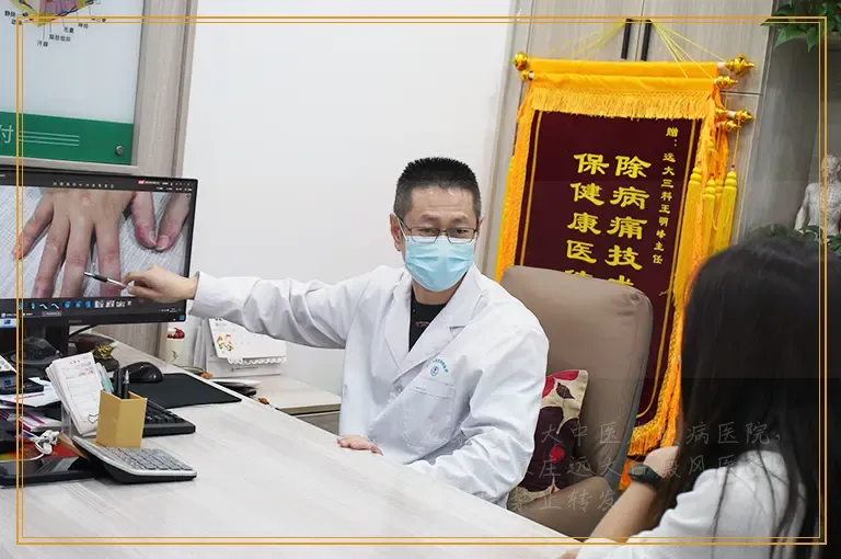 嘴唇上有白点出现怎么回事