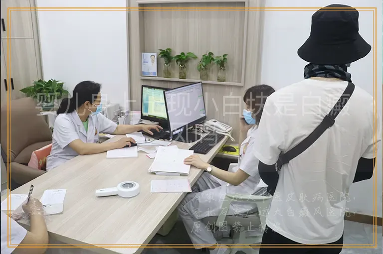 婴儿身上出现小白块是白癜风吗
