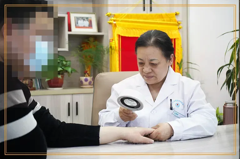 脖子上有白斑是不是白癜风