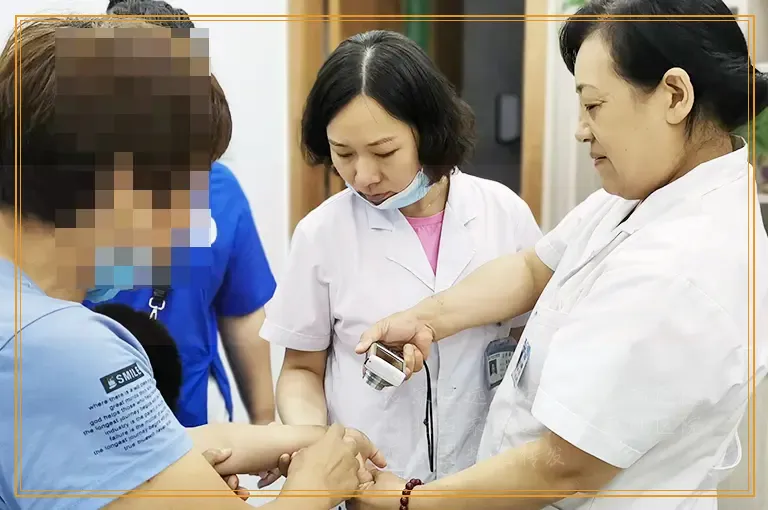 伍德灯下皮肤亮蓝白色是不是白癜风