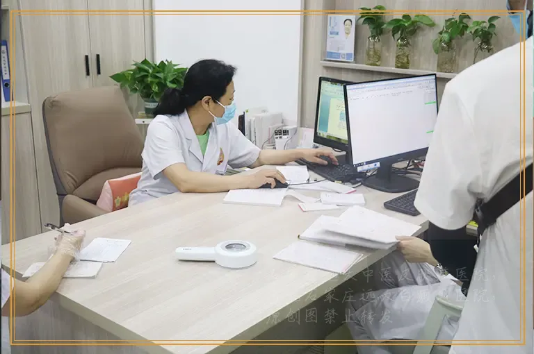 右手虎头有白斑是不是白癜风